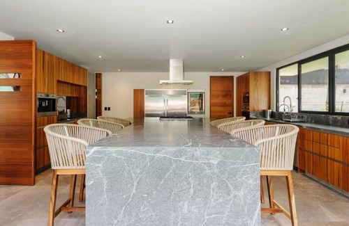 Valle de Bravo House | Superb and Spacious Residence with Garden and Pool