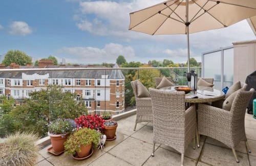 East Putney Apartment | Superb apartment with terrace near the river in Putney by UnderTheDoormat