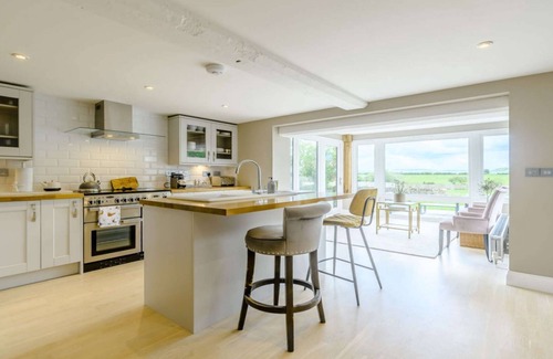 Broadway Cottage | Superb, expansive 5 bedroom former farm house in Broadway - The Farmhouse