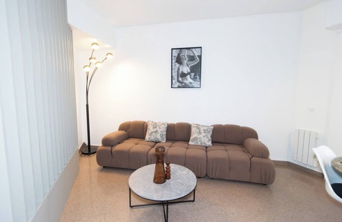 Pere Lachaise Apartment | Superb Parisian Apartment/Pere Lachaise