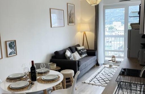 Quartier des Eaux-Claires Apartment | Superbe: parking gratuit + wifi puissant + balcon
