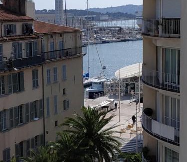 Old Town Apartment | Superbe T3 climatisé - 4 étoiles - centre historique - vue port de plaisance - balcon - WIFI - 5e avec ascenseur