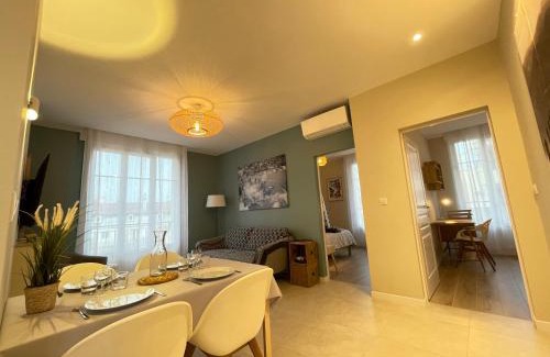 Old Town Apartment | Superbe T3 climatisé - 4 étoiles - centre historique - vue port de plaisance - balcon - WIFI - 5e avec ascenseur