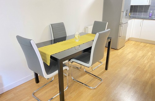 Paisley Apartment | Superbly decorated newly built 2 bedroom Apartment in the heart of Paisley