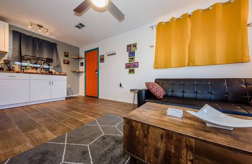 Jefferson Park House | Support local! 1 bedroom detached bungalow!