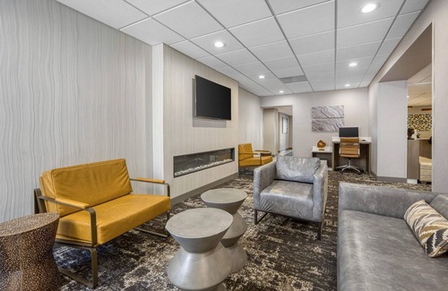 Lombard Hotel | SureStay Plus Hotel by Best Western Chicago Lombard