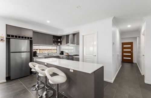 Armstrong Creek House | Surfcoast Getaway- Pet friendly, Sleeping 8, Golf, Beaches, Town