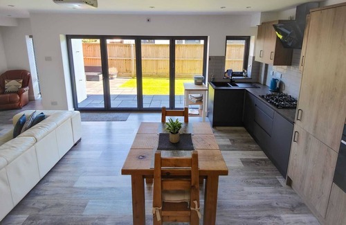 Porthcawl House | Surfers Lodge, Rest Bay, Porthcawl