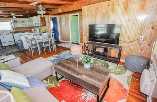 Surfside Beach Cottage | Surfside Getaway for 6