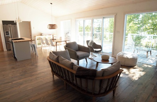 Manitoulin District House | Surfside on Square Bay