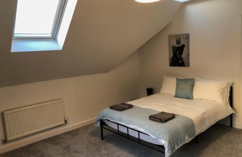 Runnymede Apartment | Surrey - Private House with Garden & Parking 13