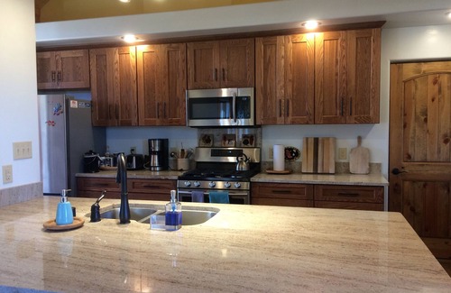 Llano House | Sustainable Mountain Retreat, 12 miles to Sipapu, 27 to Taos, 51 to Santa Fe