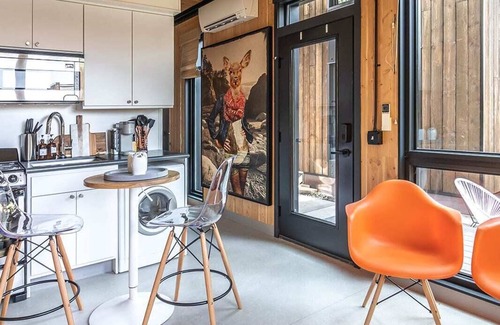 South Perry District Apartment | Sustainable Stay at BlockhouseLife! with Wifi