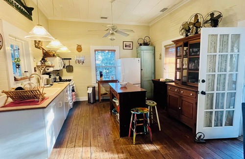 Historic Downtown Apalachicola Cottage | Sutton Place: Downtown Apalachicola Cottage
