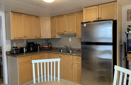 Wasaga Beach Cottage | Suzy's Beach House (Walk to Beach)