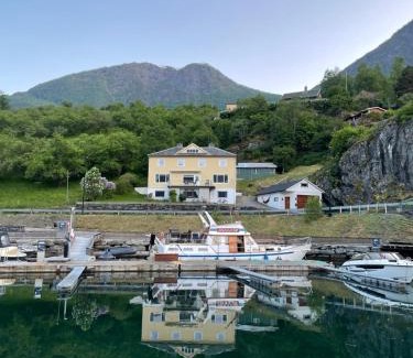 Flåm House | Svingen Guesthouse - Panoramic Fjord Views in Flåm