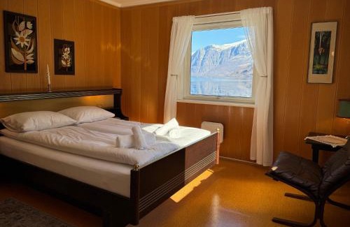 Flåm House | Svingen Guesthouse - Panoramic Fjord Views in Flåm