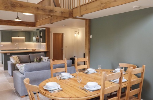 Edenbridge Cottage | SWALLOWS LODGE, pet friendly, with open fire in Dormansland
