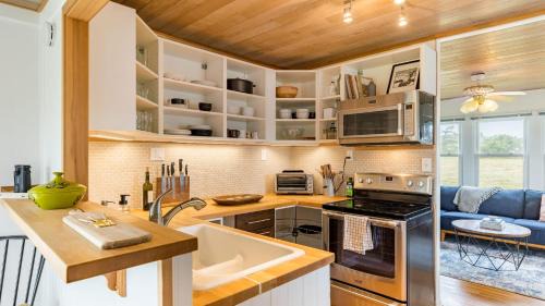 Oak Harbor House | Swan Lake Cottage by AvantStay Views Firepit