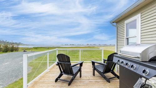 Oak Harbor House | Swan Lake Cottage by AvantStay Views Firepit