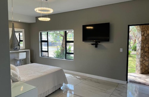 Benoni Cabin | Swan Lake Suites