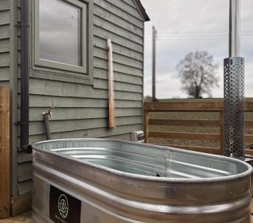 Pershore Apartment | 'Swan' Lakeview Lodge