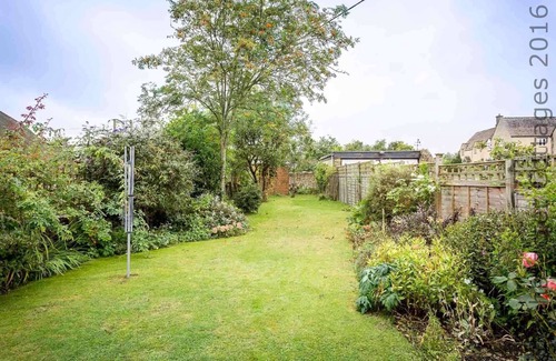 Southrop Cottage | SWAN VIEW, pet friendly, with open fire in Southrop