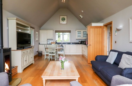 Eleighwater Cottage | SWANDOWN, 9 KITTWHISTLE, pet friendly in Cricket St. Thomas