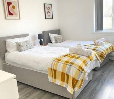 Walsall Apartment | Swanky 2-Bedroom Apt in Walsall/5mins from M6.