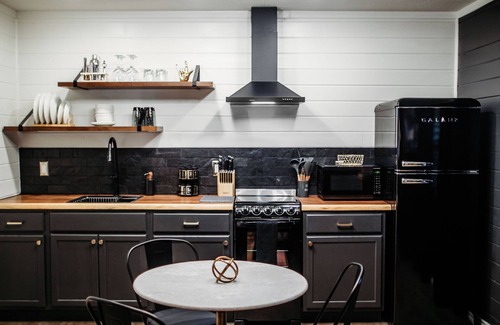 Paris House | Swanky Bungalow. King Bed. Sleeps 3. Centrally located.