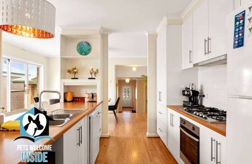 Victor Harbor House | Sweeping Ocean Views 4BR on One Acre
