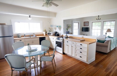 Hawi House | Sweeping Ocean Views, Very Private Cottage