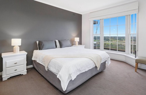 Mount Eliza House | Sweeping Views Two Bays