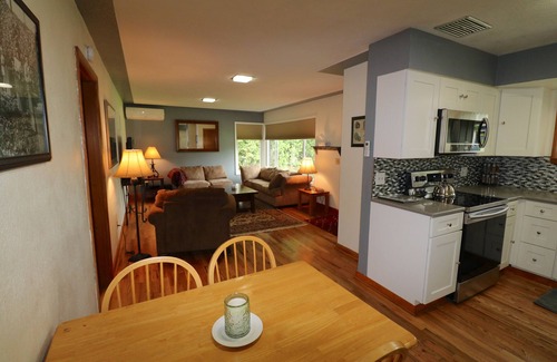 Independence House | Sweet 3 Bedroom, Walk to Main St!