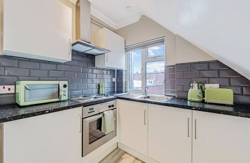 Golders Green House | Sweet and Lovely 2BR with Free Parking