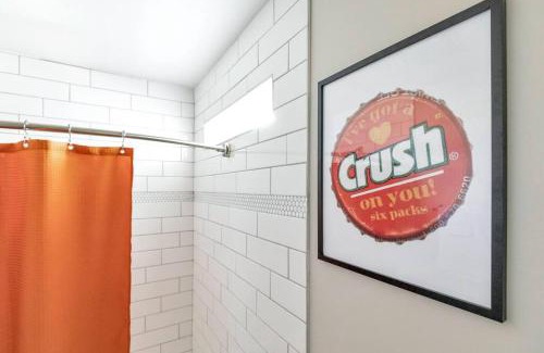 Mosby Apartment | Sweet and Sunny Delight! Orange Crush on You Oasis!
