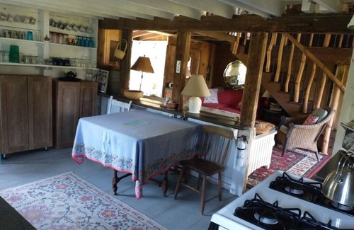 Adamsville House | Sweet country barn with WiFi in L Compton