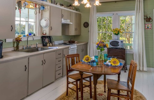 Rayne Cottage | Sweet Surrender Cottage: Romantic Cottage in Cajun Country