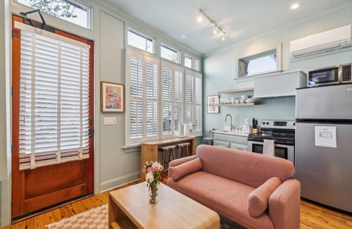 Westside Apartment | Sweetgrass Suite - Walk to King