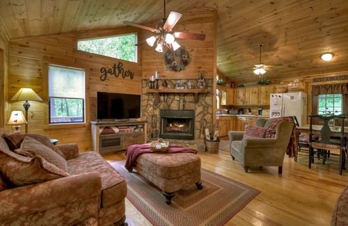 Epworth Cabin | Sweetwater Escape | Hot Tub | Creek Access | Pool Table |