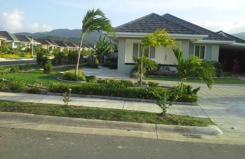 Runaway Bay House | Swimming Pool Suitable For Children Over 5 Air Conditioning Free WiFi