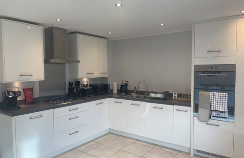 Swindon House | Swindon Double En-suite Home with Garage and Free Parking! Contractors!
