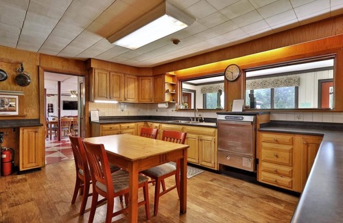 Pittsfield House | Swiss Farm Inn - RM10 "Ovation" 2 Double Beds