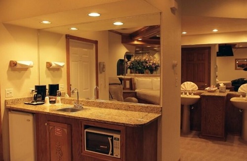 Mequon Hotel | Sybaris Pool Suites Mequon
