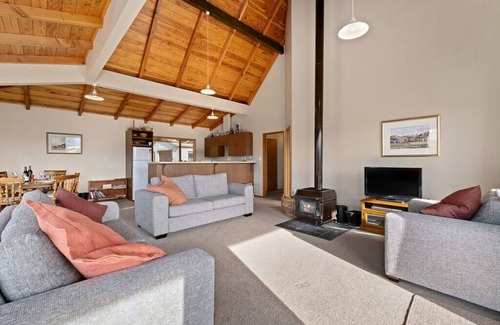 Wanaka Cottage | Sycamore Place - Wanaka Holiday Home