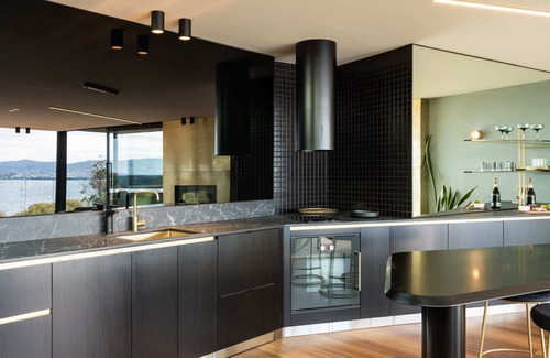 Battery Point Apartment | 'Sydney' - Waterfront penthouse in Battery Point