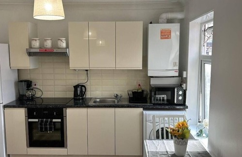 Forest Gate Apartment | Sylvan City Escape in London