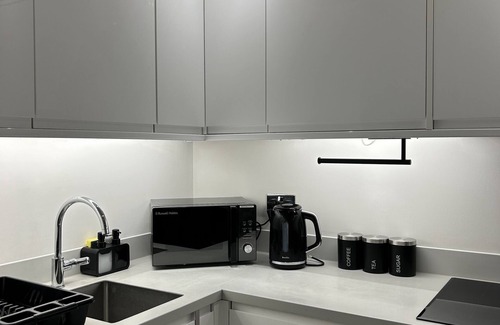 Runnymede Apartment | Systems House 1, Cozy stays