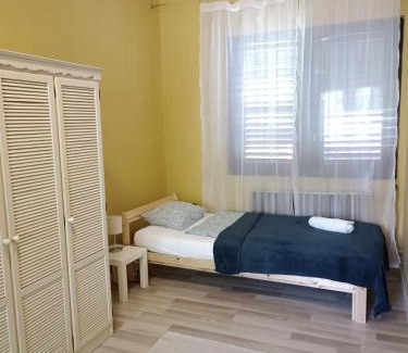 Balatonszabadi Apartment | Türkiz Apartman - 5 szobás 13 fős apartmanház 4km a Balaton- Balatonszabadi