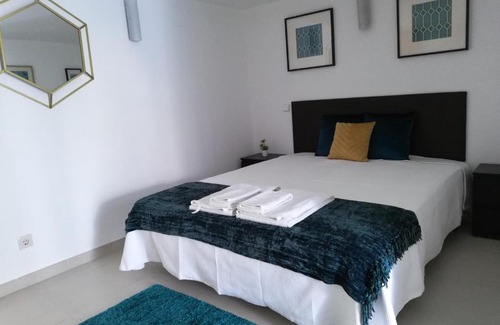 Castelo Apartment | T2 Galé 500mts da praia Piscina e barbecue privados